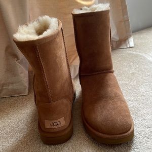 UGG Classic II Genuine Shearling Lined Short Boot in Chestnut Suede, Size 8.